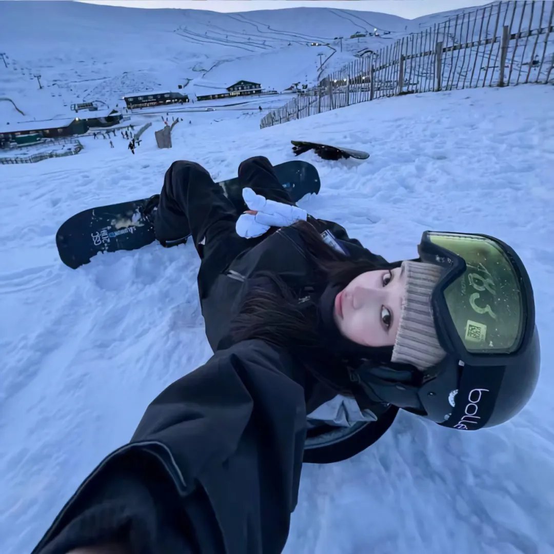 戴金色面具的男子